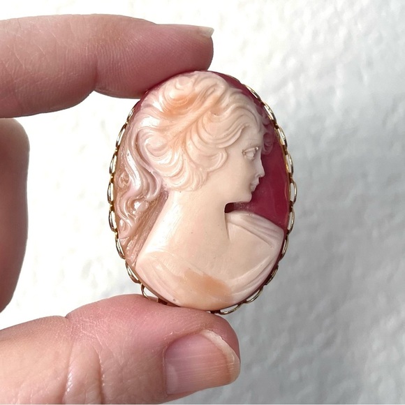 Vintage 1970’s Cameo Brooch - Picture 1 of 7